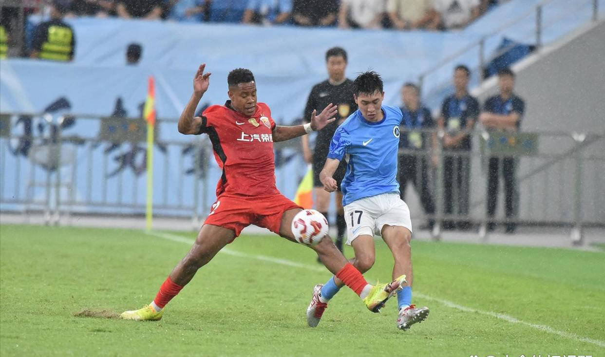 问鼎平台 -上海海港训练开放日；关键时刻刷新队史纪录引欢呼；NBA常规赛在即；年轻球员得到机会的简单介绍