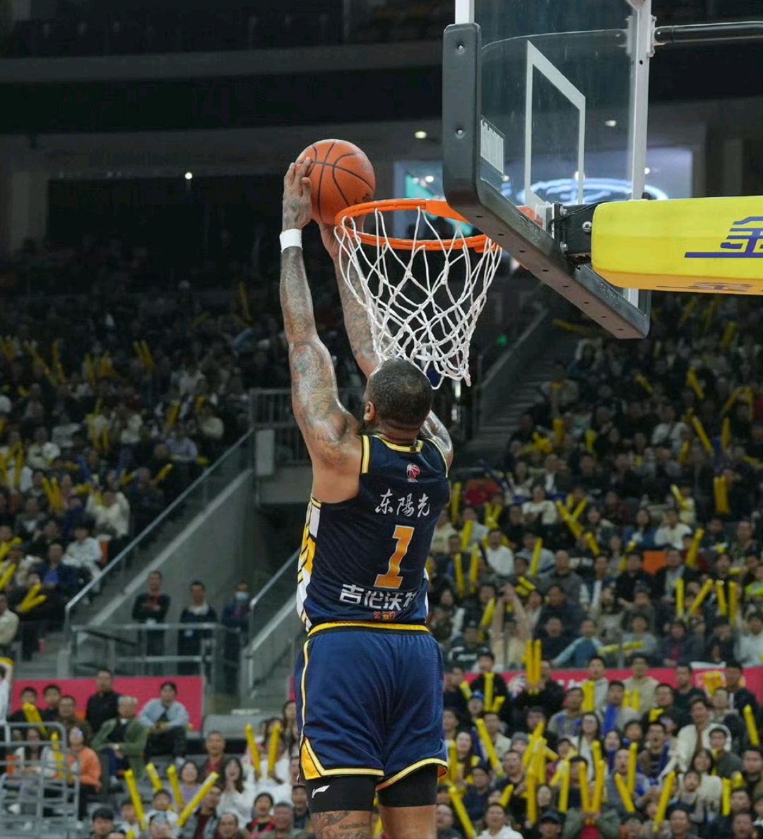 问鼎平台 -转折点广州队篮板制胜，德甲冲刺阶段攻防权衡，目标明确，训练强度明显提升(德甲十大顶级前锋)